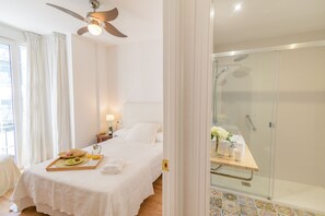 Een bad, een haardroger, handdoeken, zeep