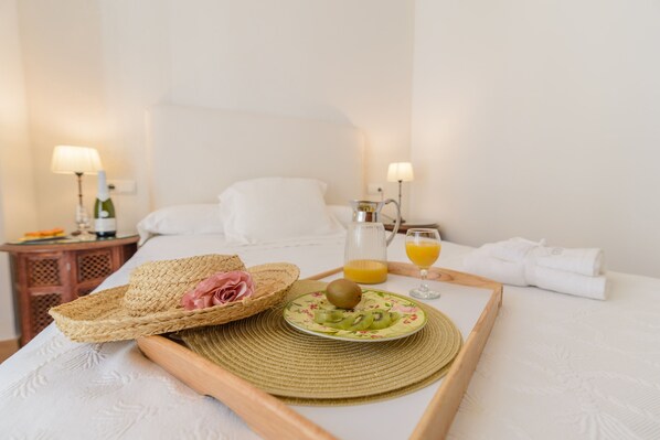 1 bedroom, desk, iron/ironing board, travel cot - COZY AND QUIET FLAT IN THE HISTORICAL CITY CENTRE. WITH LIGHT ANDALUSIAN PATIO (Málaga)