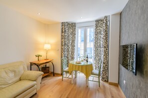 Dining - COZY AND QUIET FLAT IN THE HISTORICAL CITY CENTRE. WITH LIGHT ANDALUSIAN PATIO (Málaga)