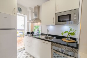 Frigorifero, microonde, forno, piano cottura