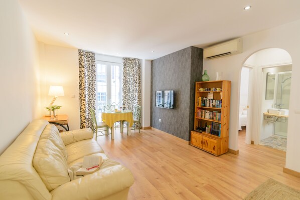 Smart-tv, een dvd-speler en boeken