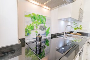 Fridge, microwave, oven, stovetop - COZY AND QUIET FLAT IN THE HISTORICAL CITY CENTRE. WITH LIGHT ANDALUSIAN PATIO (Málaga)