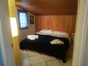 2 habitaciones, tabla de planchar con plancha y cuna de viaje