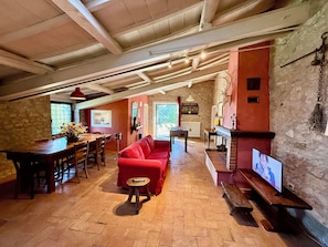 Smart-TV, Kamin, TischfuĂball, Tischtennisplatte