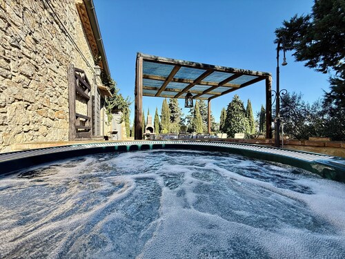 Il Granaio, Villa for 6 people with heated jacuzzi and pool in the garden