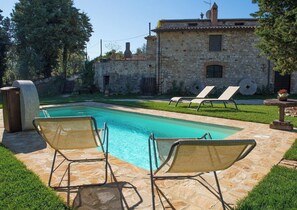 A stone building with a swimming pool, two lounge chairs, and a stone wall. - Il Granaio, Villa for 6 people with heated jacuzzi and pool in the garden  (San Venanzo)