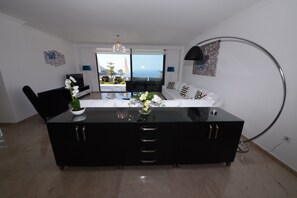 Fernseher, Videospiele, DVD-Player, Tischtennisplatte