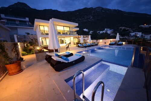 Moderne Villa, herrlichem Meerblick, beheizter Infinity-Pool, Zimmerservice