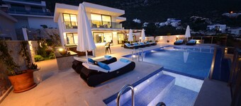 Contemporary Villa, amazing sea views, heated infinity pool, daily maid service