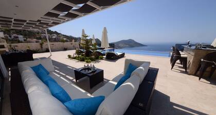 Villa contemporaine, vue imprenable sur la mer, piscine chauffée à débordement, un service de ménage quotidien