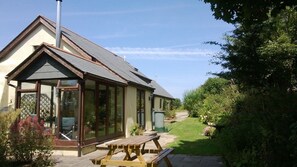 Outdoor dining - Peaceful Cottage in Rural North Devon, near the Ocean (Hartland)
