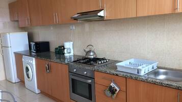 Kylskåp, mikrovågsugn, ugn och kaffe- och tebryggare