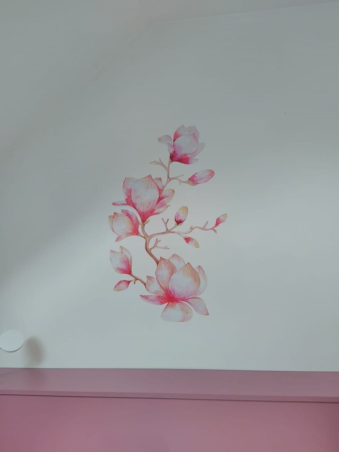 Eine Wand mit floralem Dekor.