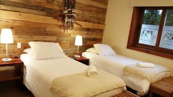 Standard-Zweibettzimmer, 2 Einzelbetten | Schreibtisch, kostenloses WLAN, Bettwäsche, Rollstuhlgeeignet