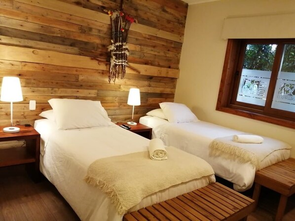 Standaard Twin kamer, 2 eenpersoonsbedden | Een bureau, gratis wifi, beddengoed, rolstoeltoegankelijk