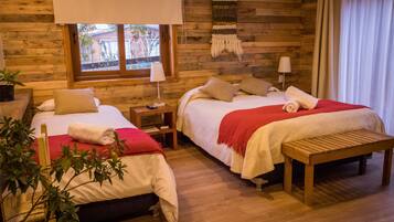 Standard-Dreibettzimmer (1 Double and 1 Single Bed) | Schreibtisch, kostenloses WLAN, Bettwäsche, Rollstuhlgeeignet