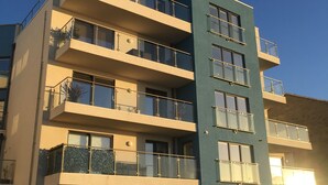 Voorkant accommodatie - avond/nacht