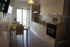 Mikrobølgeovn, ovn, kokeplater og kaffetrakter/tekoker