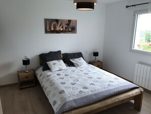 2 habitaciones, tabla de planchar con plancha y cuna de viaje 