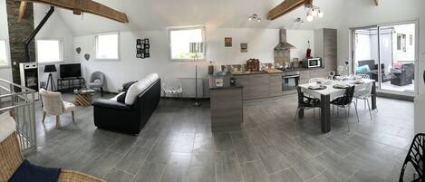 Fernseher, Kamin, Stereoanlage