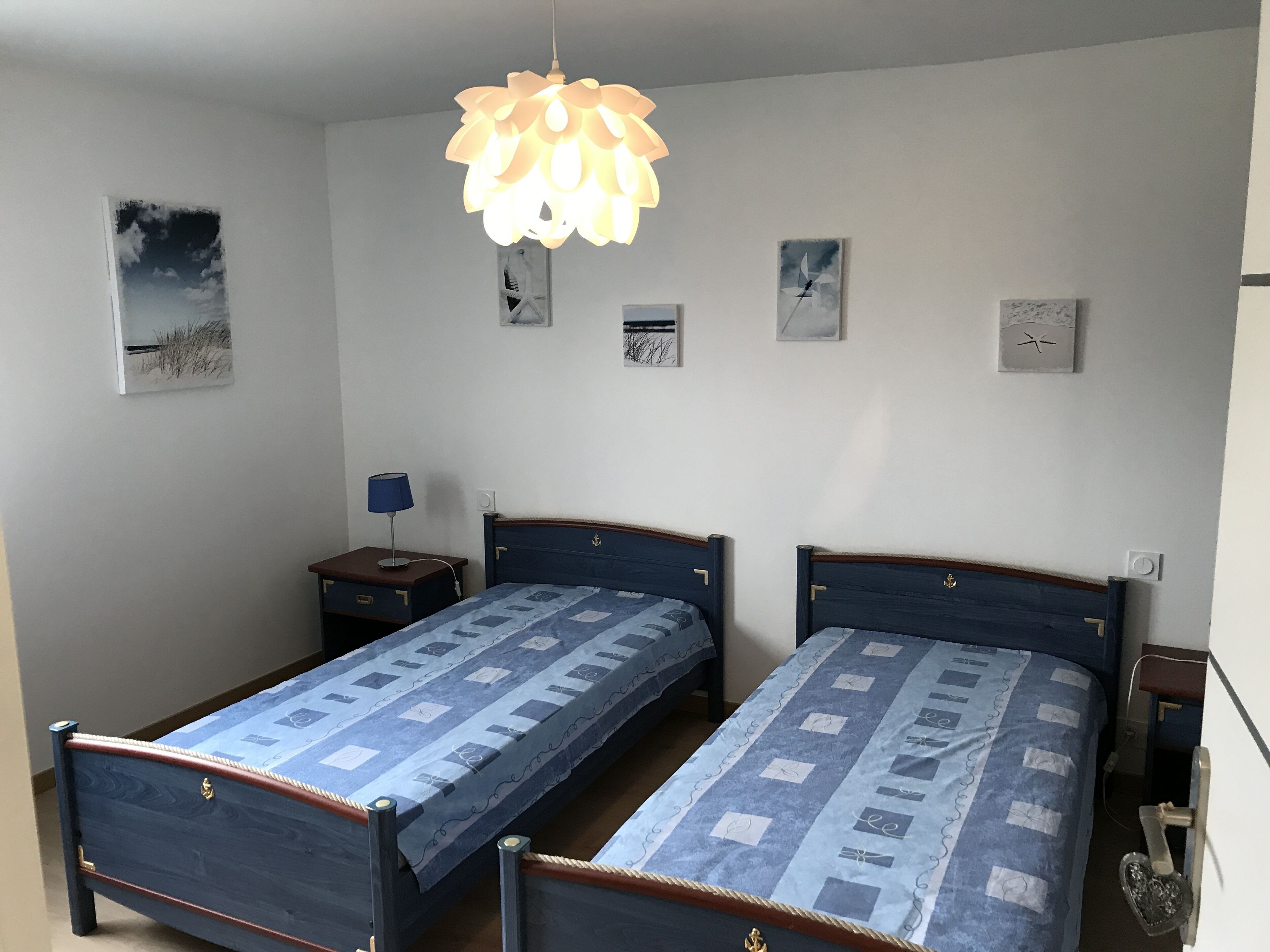 2 habitaciones, tabla de planchar con plancha y cuna de viaje 