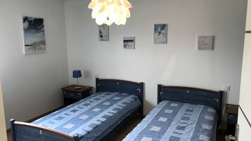 2 habitaciones, tabla de planchar con plancha y cuna de viaje