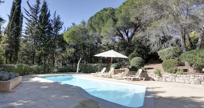 villa de charme, un havre de paix sous les pins parasols Ă 15' de la mer