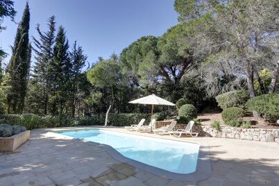 villa of charm, a haven of peace under the umbrella pines, 15 minutes of the sea
