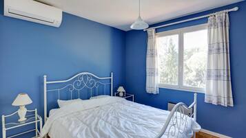 3 habitaciones, tabla de planchar con plancha y cuna de viaje