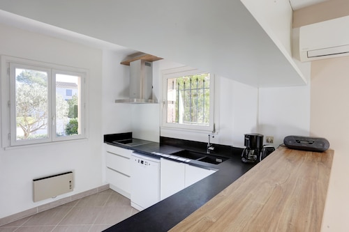 charmante villa, een oase van rust onder de pijnbomen op 15 minuten van de zee