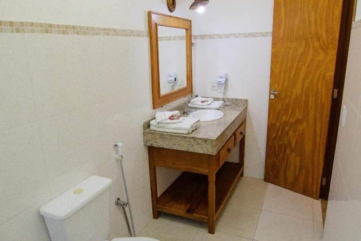 shower, free toiletries, towels