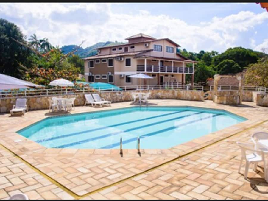 2 ulkouima-allasta, aurinkovarjoja, aurinkotuoleja