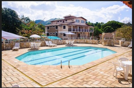 2 piscinas al aire libre, sombrillas, sillones reclinables de piscina