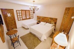 Minibar, Schreibtisch, kostenloses WLAN, Bettwäsche