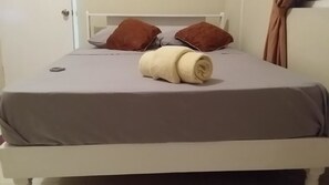 Tabla de planchar con plancha, wifi gratis y ropa de cama