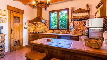 Geladeira, micro-ondas, cafeteira/chaleira, torradeira