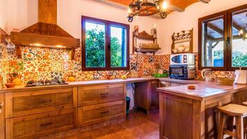 Geladeira, micro-ondas, cafeteira/chaleira, torradeira