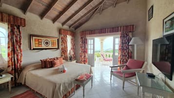 6 chambres, coffres-forts dans les chambres, bureau