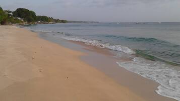 Beach nearby, sun loungers, beach towels