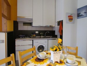 Réfrigérateur, micro-ondes, plaque de cuisson