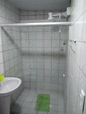 Dusche, kostenlose Toilettenartikel, Haartrockner, Handtücher
