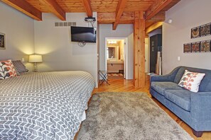 Studio Suite, 1 King Bed, Kitchenette | Free WiFi - Bella Vita Suites (Saugatuck)