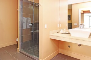 Studio Suite, 1 King Bed, Kitchenette | Bathroom | Shower, free toiletries