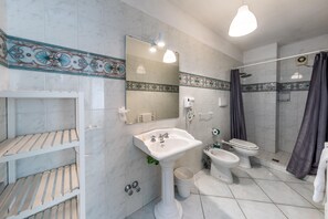 Shower, hair dryer, bidet, towels - Ischia Dream Visions - Magritte three-room apartment (Ischia)