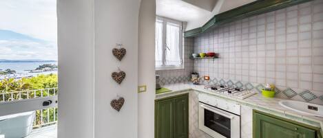 Frigorifero, forno, piano cottura, macchina per tè/caffè