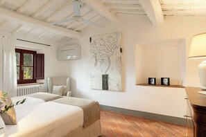 7 habitaciones, escritorio y tabla de planchar con plancha 