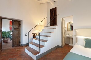 7 Schlafzimmer, Schreibtisch, Bügeleisen/Bügelbrett, Reisekinderbett