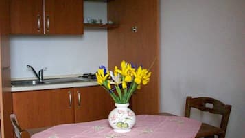 KĂŒhlschrank, Mikrowelle, Herdplatte, Wasserkocher mit Kaffee-/Teezubehör