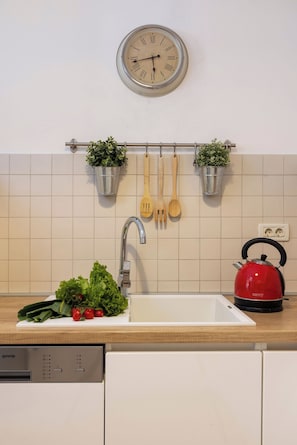 Fridge, microwave, oven, stovetop - BELLEVUE MODERN INFINITY APARTMENT WITH SEA VIEW & PARKING PLACE (Dubrovnik)