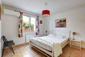 4 bedrooms, desk, iron/ironing board, travel cot